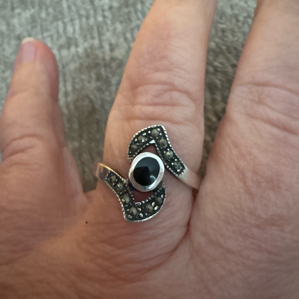 GUC marcasite with black stone to g 8.5 stamped .925
